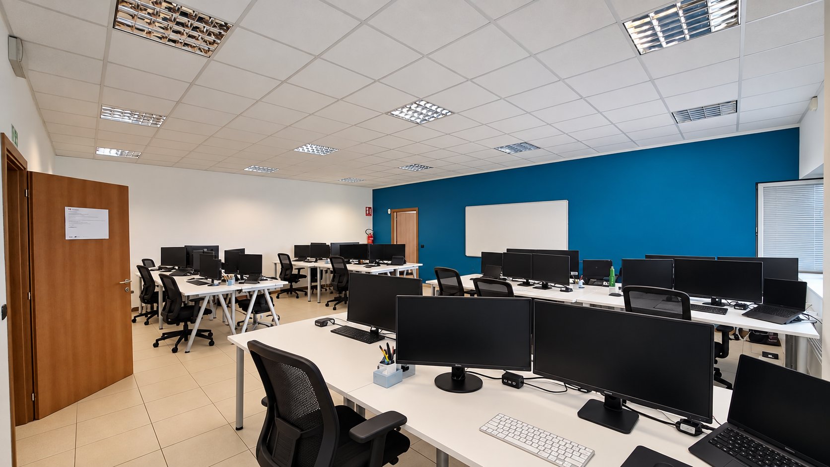 L'open space della sede Dieffetech di Codogno, con le postazioni di lavoro