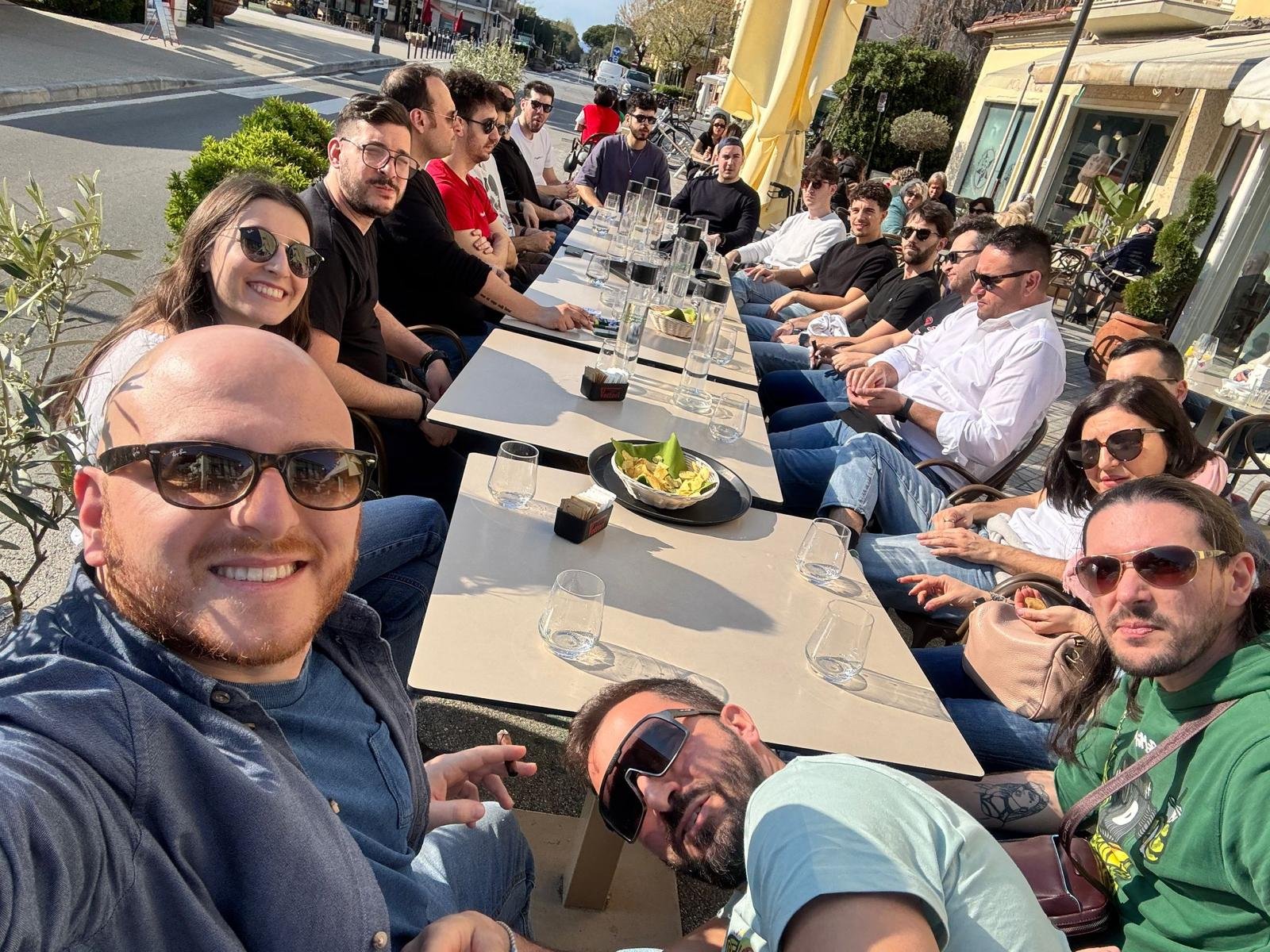 Il team Dieffetech a pranzo insieme all'aperto