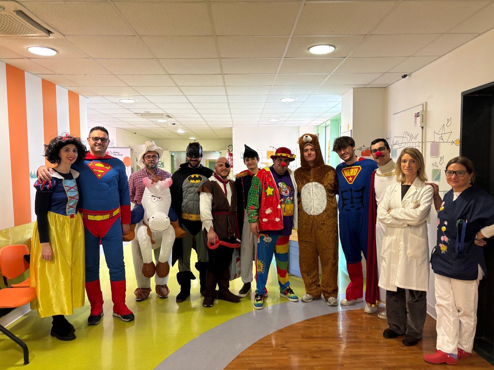 Il team Dieffetech in maschera nel reparto di pediatria dell'ospedale, insieme a due persone dello staff