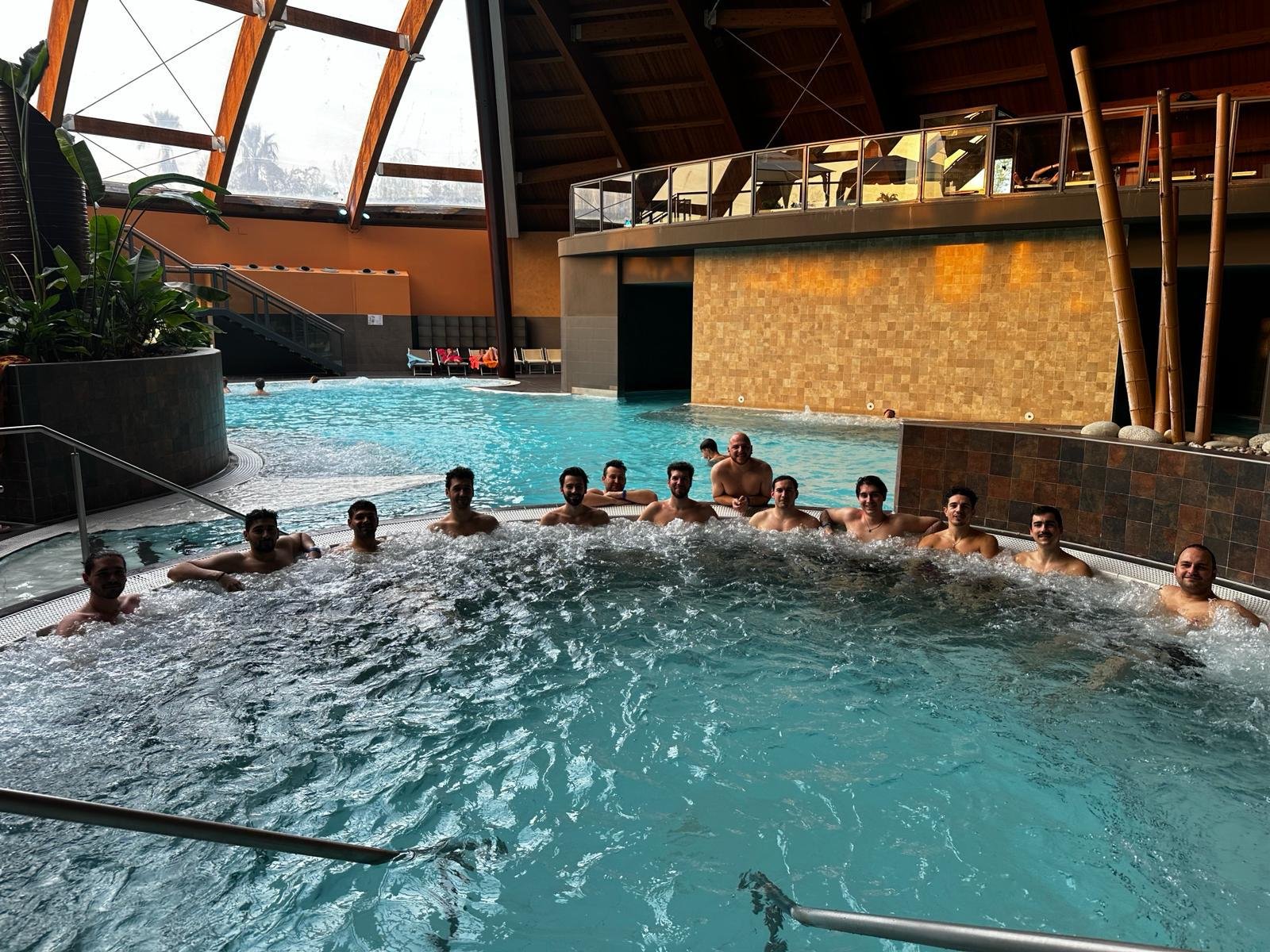 Il team Dieffetech insieme in piscina alle terme